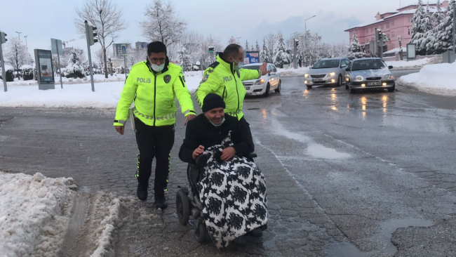 Engelli vatandaşın yardımına trafik polisleri koştu